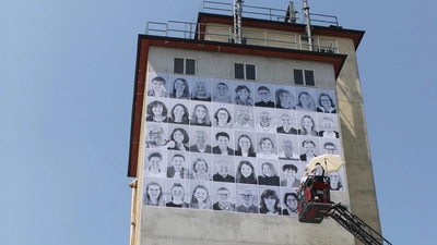 <b>Die Gesichter der Stadt:</b> 190 Menschen in Aichach beteiligen sich an der Fotoaktion „Inside Out” des französischen Künstlers JR.  (Foto: Wolfgang Glas)