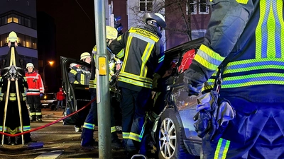 Bei dem Unfall wurde eine Person in ihrem Fahrzeug eingeschlossen.  (Foto: Berufsfeuerwehr Augsburg)