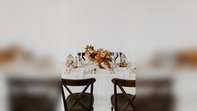 Herbstlich, rustikal und zugleich edel: Hochzeitstisch, farblich abgestimmt.<br> (Foto: Pexels)