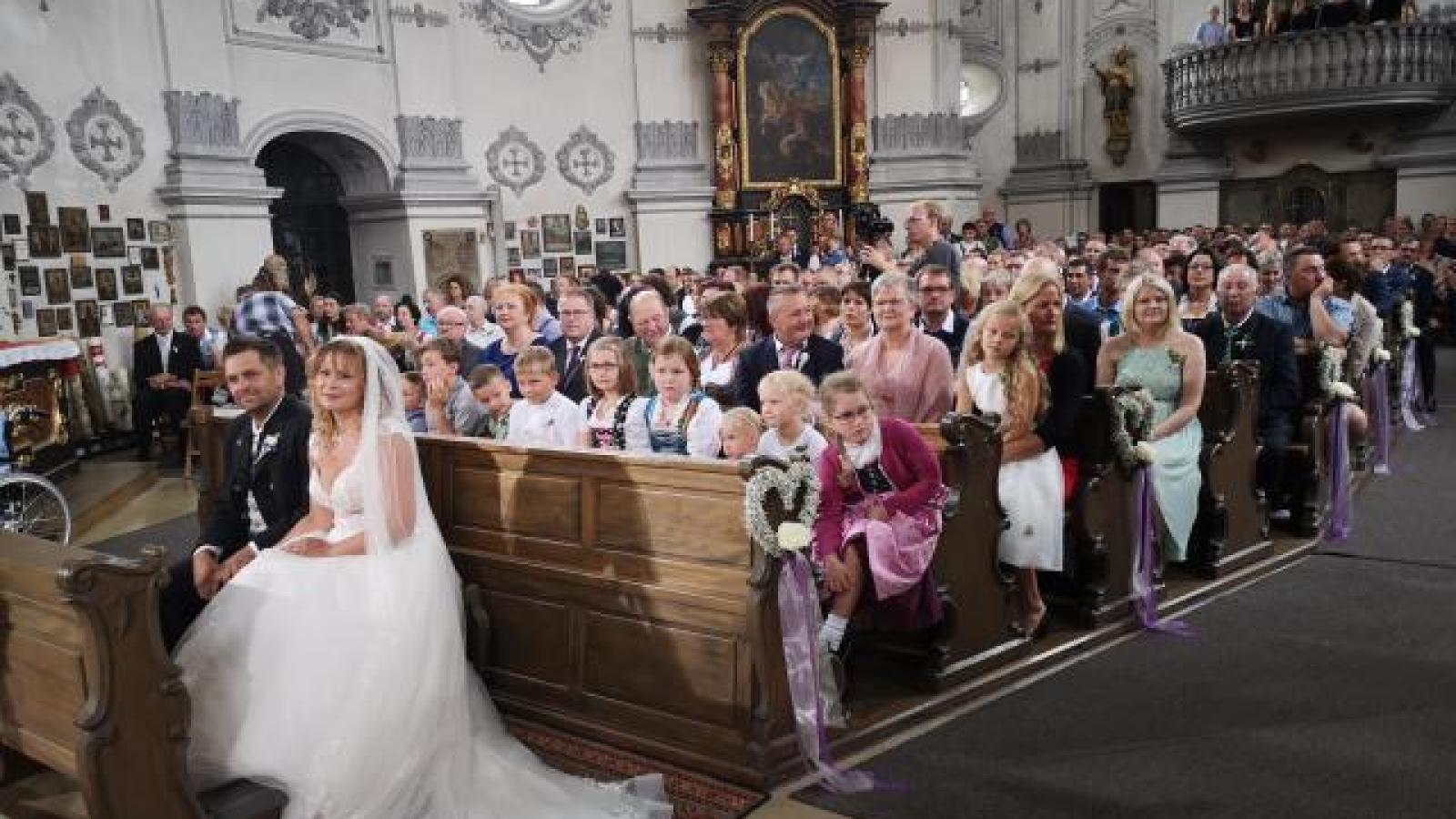 Hochzeit mit Leberkäs-Torte: Bauer hat Frau geheiratet | Aichacher Zeitung