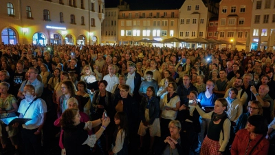 Hunderte Sängerinnen und Sänger füllten am späten Samstagabend den Rathausplatz, um zum Abschluss der Augsburger Chornacht gemeinsam bekannte Friedenslieder zum Besten zu geben.  (Foto: Maximilian Tauch)