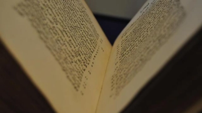 Eine Bibel in arabischer Schrift: Die Ausstellung zeigt auch durchaus kuriose Stücke, die aber immer auch dazu geeignet sind, den eigenen Blickwinkel auf das „Buch der Bücher” zu überdenken. (Foto: Markus Höck)