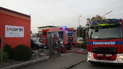 In einem Autohaus in Oberhausen ist am Montag ein Feuer ausgebrochen. (Foto: Berufsfeuerwehr Augsburg)
