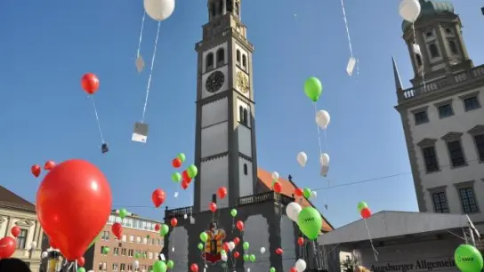 Beim letzten Glockenschlag<br> lassen die Kinder stündlich ihre Luftballone steigen. (Foto: Markus Höck)