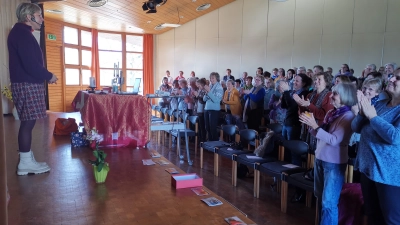 <b>Die rund 90 Teilnehmerinnen</b> beim Einkehrtag des Aichacher Frauenbunds spendeten Referentin Theresia Zettler begeistert Applaus. (Foto: Elisabeth Niedermayr)