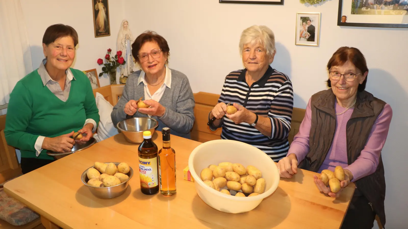 Fast 50 Jahre lang haben sie in Rehling für den perfekten Kartoffelsalat gesorgt (von links): Sofie Stöckl, Allmering („Liadster“), daneben Sofia Stöckl, Rehling (Stanzl), Centa Jakob, Au (Harti) und Anneliese Jakob, Allmering (Scheicher). In Klammern steht der jeweilige Hausname.  (Foto: Josef Abt)