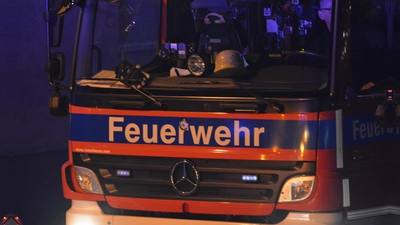 Zu brennenden Wahlplakaten in Lechhausen musste die Berufsfeuerwehr Augsburg am Sonntag ausrücken. (Symbolfoto: David Libossek)
