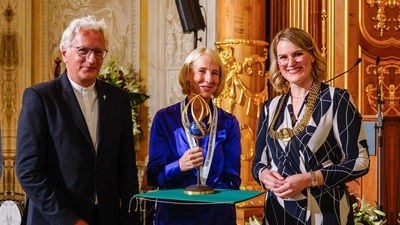 Axel Piper und Eva Weber überreichen Katrin Eigendorf den Augsburger Friedenspreis 2023. (Foto: Maximilian Tauch)