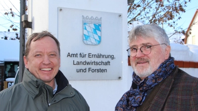 <b>Siegfried Völkl</b> (links) ist Nachfolger von Hubert Messmer als Abteilungsleiter im Bereich Forsten am AELF Augsburg. (Foto: Ralf Gang)