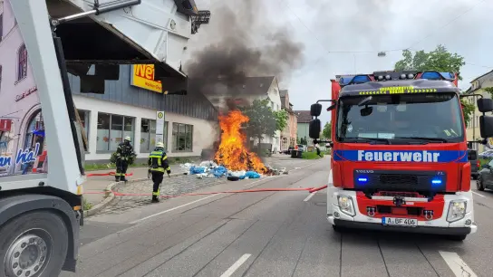 <b>Die Berufsfeuerwehr Augsburg</b> musste am Montag einen brennenden Müllhaufen löschen. (Foto: Berufsfeuerwehr Augsburg)