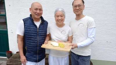 Drei aus der Familie Tran  , die die gleichnamige Tofurei betreibt (von links): „Papa und Mama Tofu” Hiu-Tai Tran und Thi Tieng Phan mit ihrem Sohn Phong. Die Tofurei ist noch ein Hobby. 	Fotos: Ines Speck (Fotos: Ines Speck)