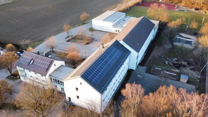 <b>Die Photovoltaikanlage</b> auf dem Dach der Grund- und Mittelschule Hollenbach besteht seit 2014. Sie soll nun erweitert werden.  (Foto: Xaver Ziegler)