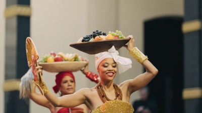 Ein Tanz-Theater von Baba Murah und Candomblé Berlin eröffnete das Programm zum Friedensfest. Die Gruppe zeigte ein Reinigungs- und Heilungs-Ritual der afro-brasilianischen Candomblé-Religion – doch die Aufführung irritierte mehrere Besucher.  (Foto: Eike Walkenhorst)
