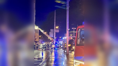 Sechs Personen mussten wegen eines Zimmerbrandes aus einem Gebäude in Oberhausen gerettet werden. (Foto: Berufsfeuerwehr Augsburg)