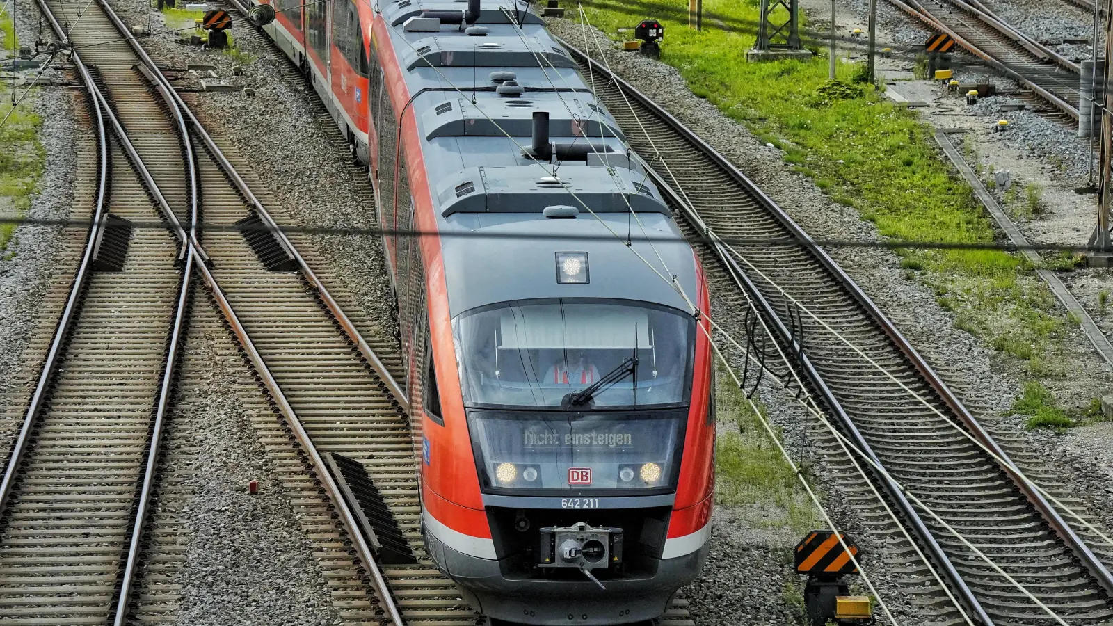 Mit den Planungen für die Bahnstrecke zwischen Augsburg und Ulm ist auch die Zukunft der Bahnhöfe an der Bestandsstrecke verknüpft. Inzwischen gibt es Zweifel, ob die Bahn den barrierefreien Ausbau umsetzt. (Foto: MJT)