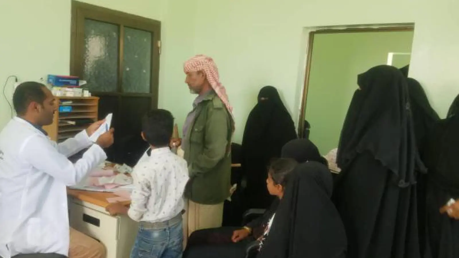 Arzt Arafat   Al Soufi mit seinen Patienten im Jemenhilfe-Krankenhaus von Al Mihlaf. 	Foto: Ali Al Soufi (Foto: Ali Al Soufi)