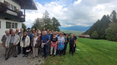 <b>Mitglieder der Zeitlbacher</b>Krieger- und Soldatenkameradschaft waren bei der Hebauf-Feier des alten Oberländer-Anwesens in Glentleiten dabei.  (Foto: Gisela Huber)