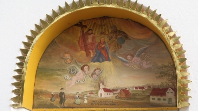<b>Zu den Sehenswürdigkeiten</b> der Allenbacher Kapelle gehört die von Pfarrer Michael Ziegler 1976 gemalte Votivtafel über dem Eingang.  (Foto: Helene Monzer)