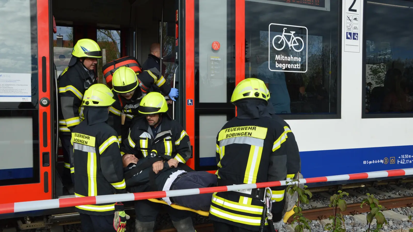 Bei der Übung der Bayerischen Regiobahn und der Feuerwehr wurde unter anderem der Lokführer aus dem Zug abtransportiert.  (Foto: BRB)