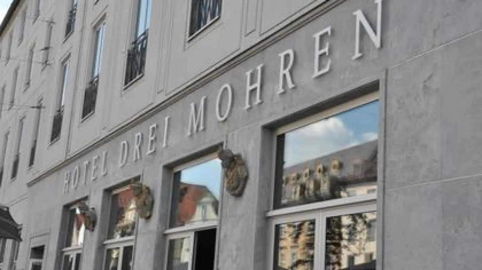 Die drei Namensgeber des Hotels   zieren die Fassade. Auch im „Drei Mohren” ist das Logo in stark stilisierter Form präsent. 	Foto: Laura Türk (Foto: Laura Türk)