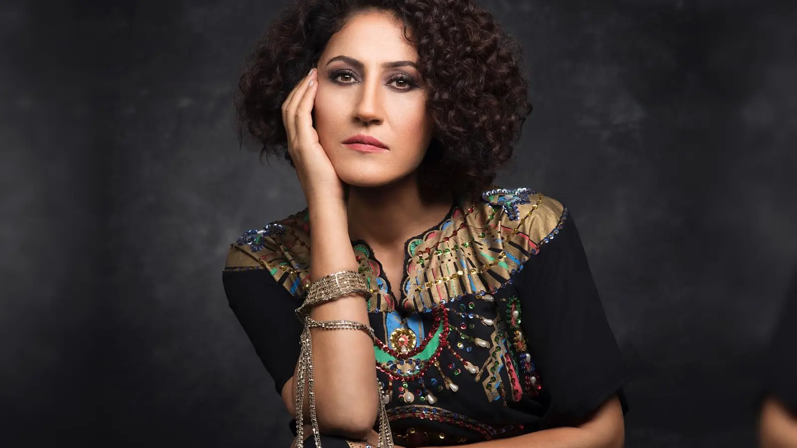 Die kurdische Sängerin Aynur tritt gemeinsam mit den Augsburger Philharmonikern auf der Freilichtbühne auf. (Foto: Mushin Akgün)