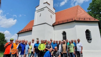 Die Aichacher Radfreunde unternahmen kürzlich eine Tour ins Dachauer Hinterland und besuchten die Kirche in Michelskirchen bei Hilgertshausen. (Foto: Willi Baudrexl)