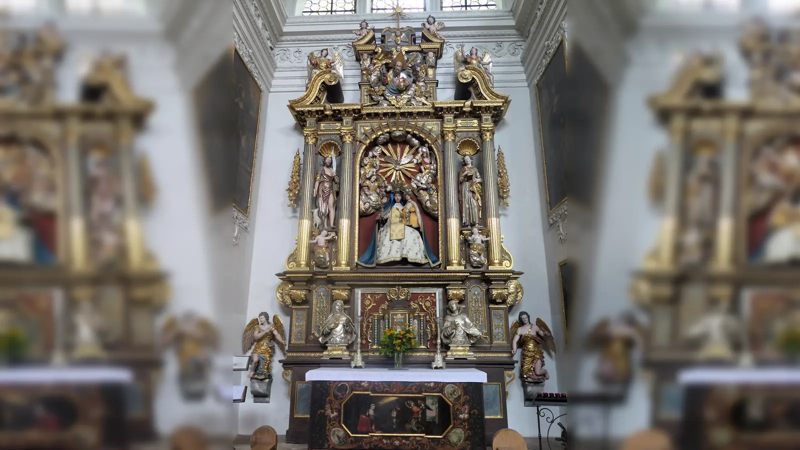 <b>Der Bruderschaftsaltar</b> der Skapulierbruderschaft in Kühbach: Das Gemälde unten am Altartisch zeigt Mariä Verkündigung. (Foto: Helene Monzer)
