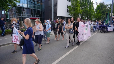 Nach der Kundgebung am Strafjustizzentrum zog die Demonstration auf der Gögginger Straße in Richtung Innenstadt.  (Foto: Maximilian Tauch)