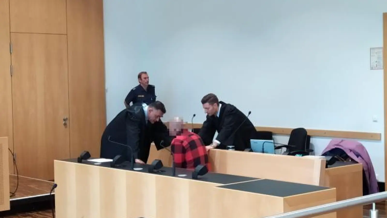 Bangen vor dem Urteil:   Der Angeklagte bespricht sich vor dem Urteilsspruch mit seinen Verteidigern Frank Thaler (links) und Ulrich Swoboda. 		Foto: Patrick Bruckner (Foto: Patrick Bruckner)