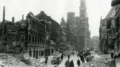 Nach der Bombennacht 1944 lag die Augsburger Innenstadt in Trümmern. Das Bild zeigt die Karolinenstraße nach den Luftangriffen. (Foto: Stadtarchiv Augsburg)
