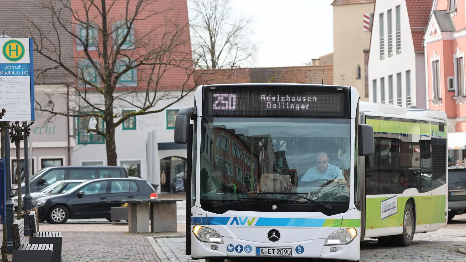 <b>Eigentlich sollten die AVV-Busse</b> ab dem 1. Juli vom Aichacher Stadtplatz verbannt werden. Nachdem der Augsburger Verkehrsverbund (AVV) dafür nun deutlich mehr Geld von der Stadt will, verschiebt sich das ganze Projekt zumindest.  (Foto: Erich Hoffmann)