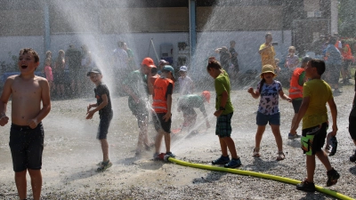 <b>Zum Schluss</b> war beim Kindersicherheitstag, der bei tropischen Temperaturen stattfand, eine willkommene Abkühlung in Form von erfrischendem Wasser aus dem Feuerwehrschlauch geboten. (Foto: Xaver Ostermayr)