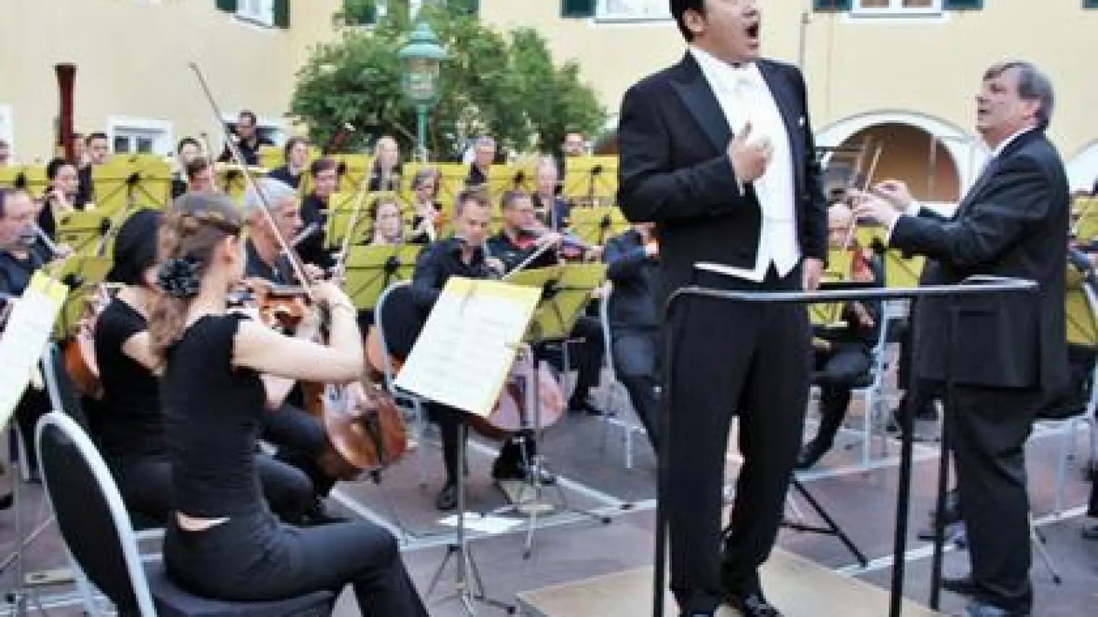 Stürmischen Applaus ernteten die Nürnberger Symphoniker mit Dirigent Christian Simonis (von rechts) und Startenor Wonjong Lee beim im Tanderner Schlosshof.