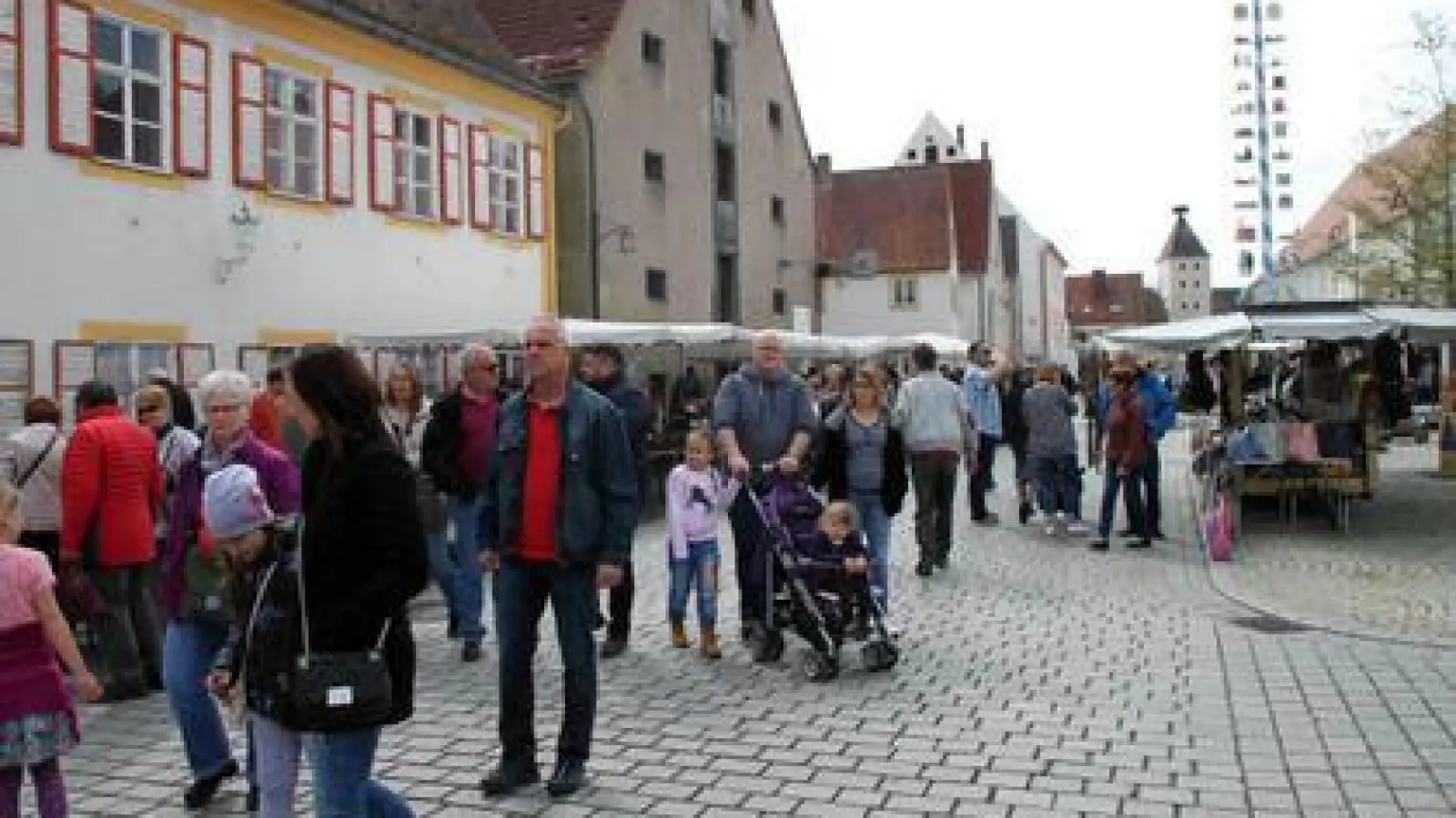 Normaler Marktsonntag   in Pöttmes trotz starker Konkurrenz: Zahlreiche Besucher schlenderten durch die gute Stube. 	Foto: Wilhelm Wagner (Foto: Wilhelm Wagner)