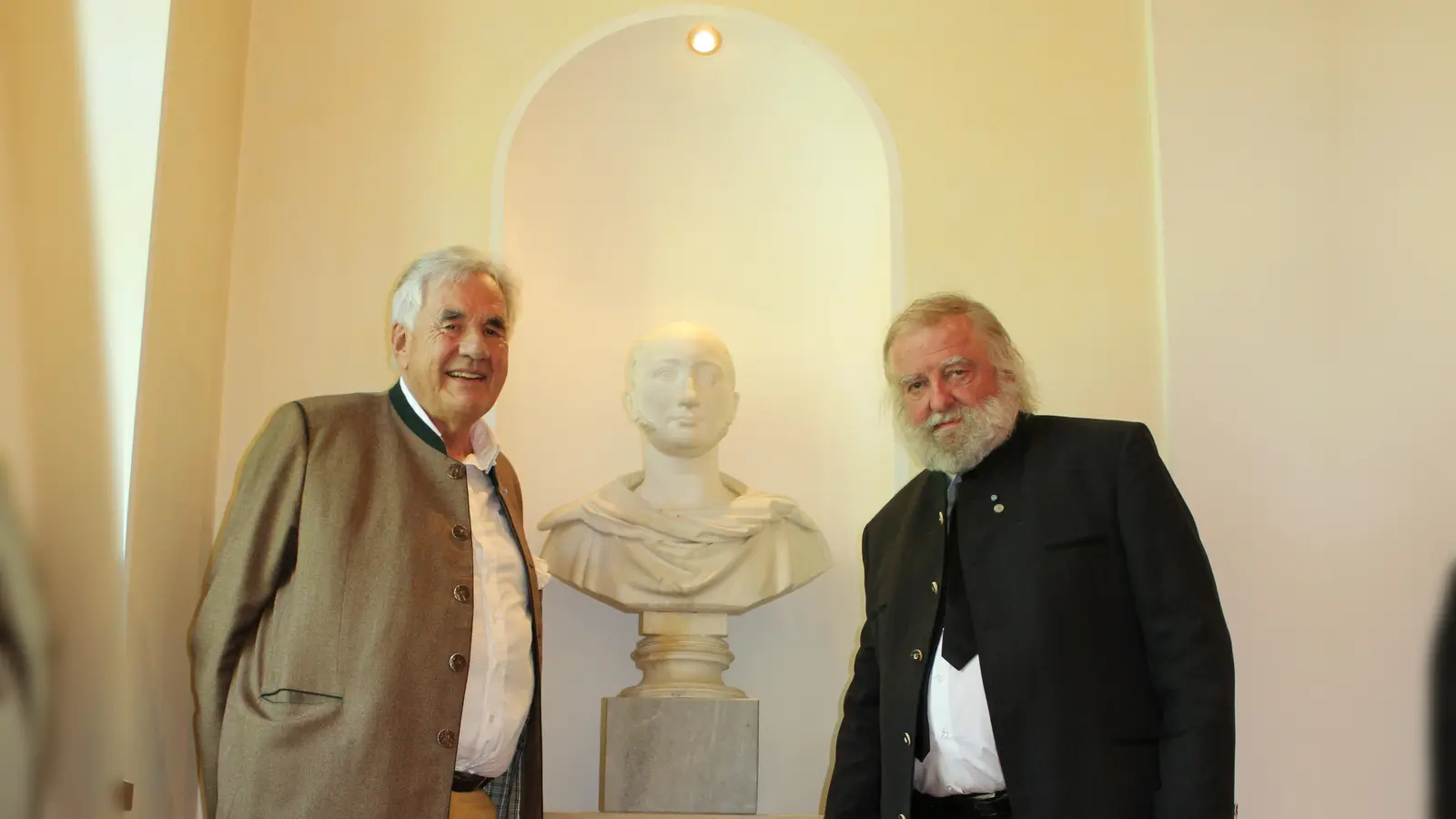 <b>Marian Freiherr von Gravenreuth</b> (links) und der Historiker und Buchautor Dr. Marcus Junkelmann mit einer Büste von Carl Ernst von Gravenreuth. (Foto: Berndt Herrmann)