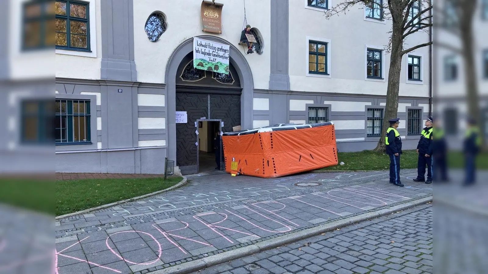 Im Oktober 2022 besetzten Klimaaktivisten die Regierung von Schwaben. Weil sie nicht zu ihrem Prozess am Augsburger Amtsgericht erschienen, erging Anfang Woche Haftbefehl gegen zwei Aktivisten. (Foto: Klimacamp Augsburg)