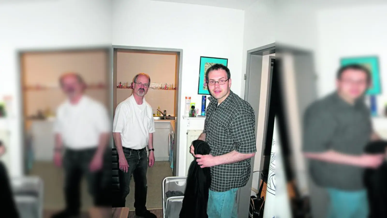 &lt;p&gt;  &lt;x_bildunterschr&gt;  &lt;b&gt;Zweimal in der Woche besucht Andreas Prescher (links) den Oberbernbacher Thomas Sperl. Der Erzieher hilft dem 30-Jährigen zum Beispiel beim Wäschewaschen oder Einkaufen.  Foto: Andreas Dengler &lt;/b&gt;  &lt;/x_bildunterschr&gt;  &lt;/p&gt;