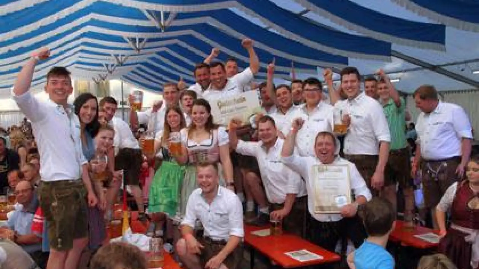 So seh&#39;n Sieger aus:  die Maibaumfreunde aus Inchenhofen feierten ausgelassen.	Fotos: Willi Wagner (Fotos: Willi Wagner)