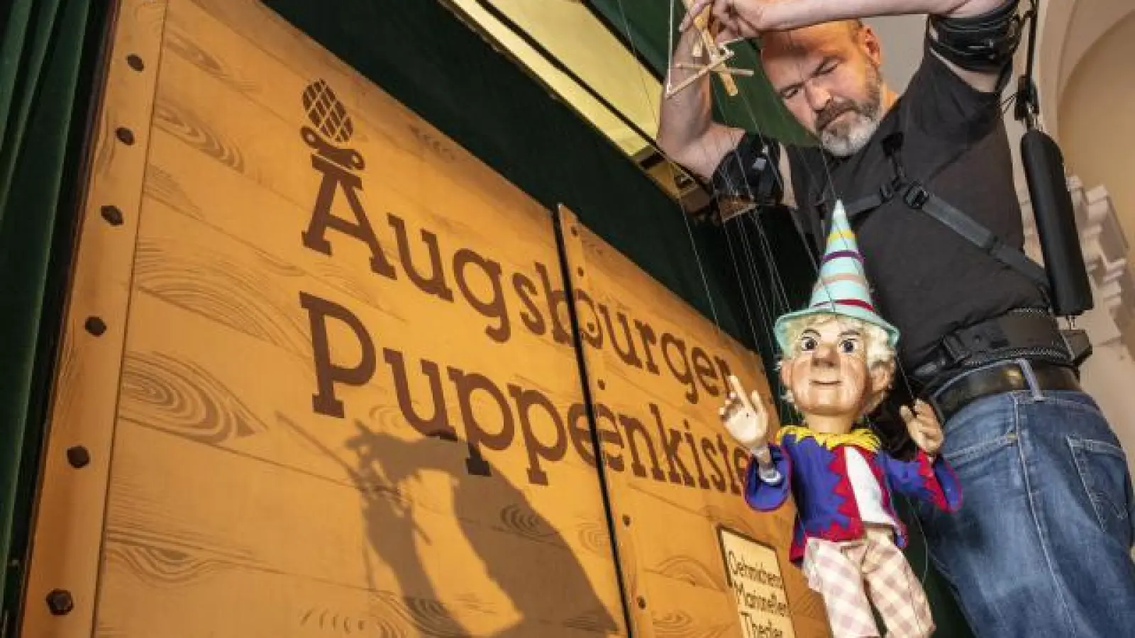 Auch beim Marionettentheater nutzt die Augsburger Puppenkiste   künftig ein Exoskelett, wenn die Figur auf einer erhöhten Requisite gespielt wird.	Fotos: Ottobock (Fotos: Ottobock)