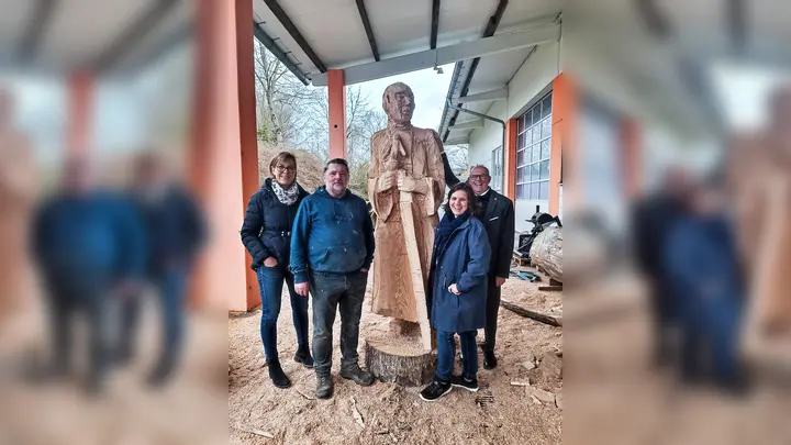 <b>Mit dem fast fertigen Alto</b> aus Holz (von links): Susanne Allers, Clemens Heinl, Susanne Köhler und Wilhelm Liebhart.  (Foto: Marianne Liebhart)