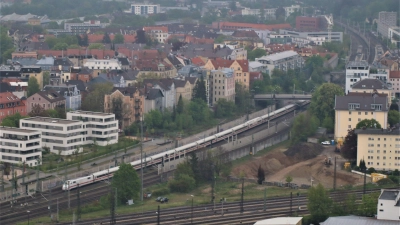 Für die Einführung des Deutschlandtakts muss der Reisedauer auf der Bahnstrecke zwischen Augsburg und Ulm deutlich verkürzt werden.  (Foto: Marianne Stenglein)