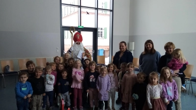 Der Heilige Nikolaus hat in diesem Jahr die Kinder im Unterbernbacher Kindergarten besucht.  (Foto: Monika Walter)