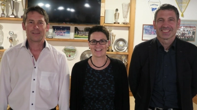 TSV-Chef Hans Pröbstl (links) gratulierte Schatzmeisterin Inge Eichner (Mitte) und Zweitem Vorsitzenden Georg Kroll (rechts) zur erneuten Wahl. (Foto: Josef Ostermair)