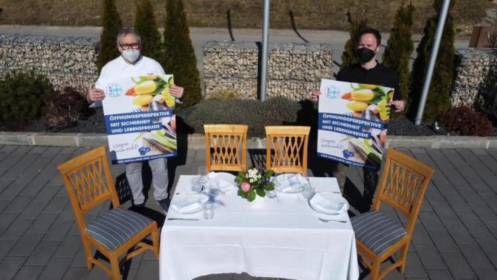 Der Tisch ist gedeckt  , doch wann wieder Gäste kommen, steht in den Sternen. Auf die Situation der Gastrobetriebe machen unter anderem Kaspar Wagner aus Untergriesbach (links) und Andreas Kühner aus Kissing vom Dehoga-Kreisverband aufmerksam.