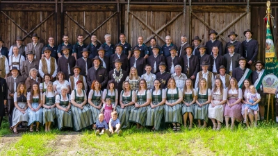 <b>Zum 100-jährigen Bestehen</b> stellten sich die Mitglieder von Grüne Eiche Schönbach mit der Fahne und den amtierenden Schützenkönigen im Schlossgarten auf.  (Foto: JR)