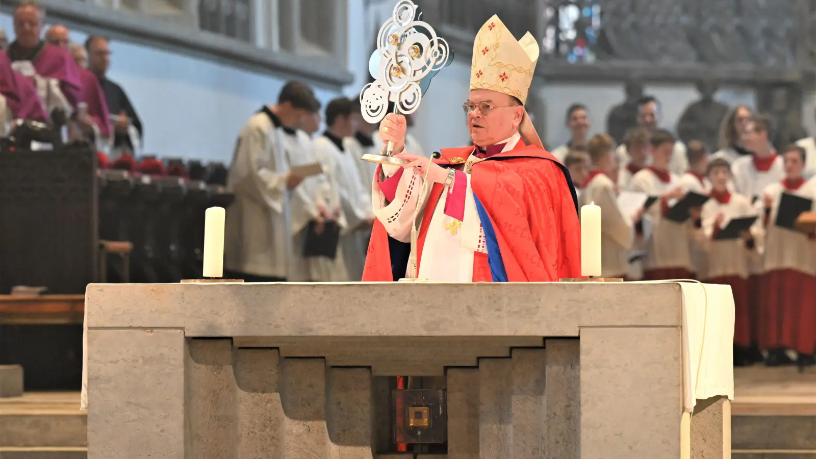 Erster Segen mit dem neuen Reliquiar: Bischof Bertram Meier bei der Pfingstvesper im Dom. (Foto: pba/Leander Stork)