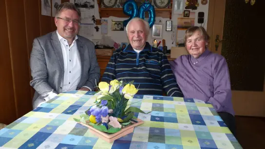 <b>Jubilar</b>Martin Oswald (Mitte) freute sich gemeinsam mit Ehefrau Rosa und die Glückwünsche von Altomünsterers Bürgermeister Michael Reiter. (Foto: Gisela Huber)