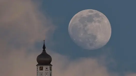 Mond über Aichach. (Foto: Herbert Hanika)