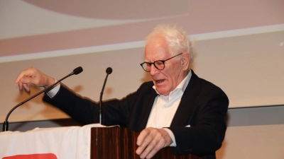 Professor Reimer Gronemeyer fordert einen „Aufbruch der Gesellschaft, des Ehrenamtes und der jungen Menschen, helfen zu wollen”. (Foto: Caritas Augsburg / Bernhard Gattner)