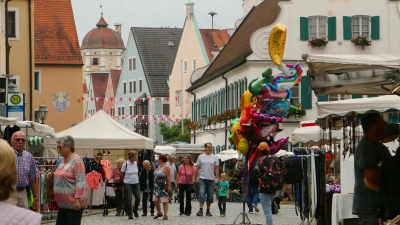 Die Aichacher Innenstadt wird am Sonntag zur Einkaufsmeile. 80 Händler haben sich zum Jahrmarkt angesagt. (Foto: Erich Hoffmann)